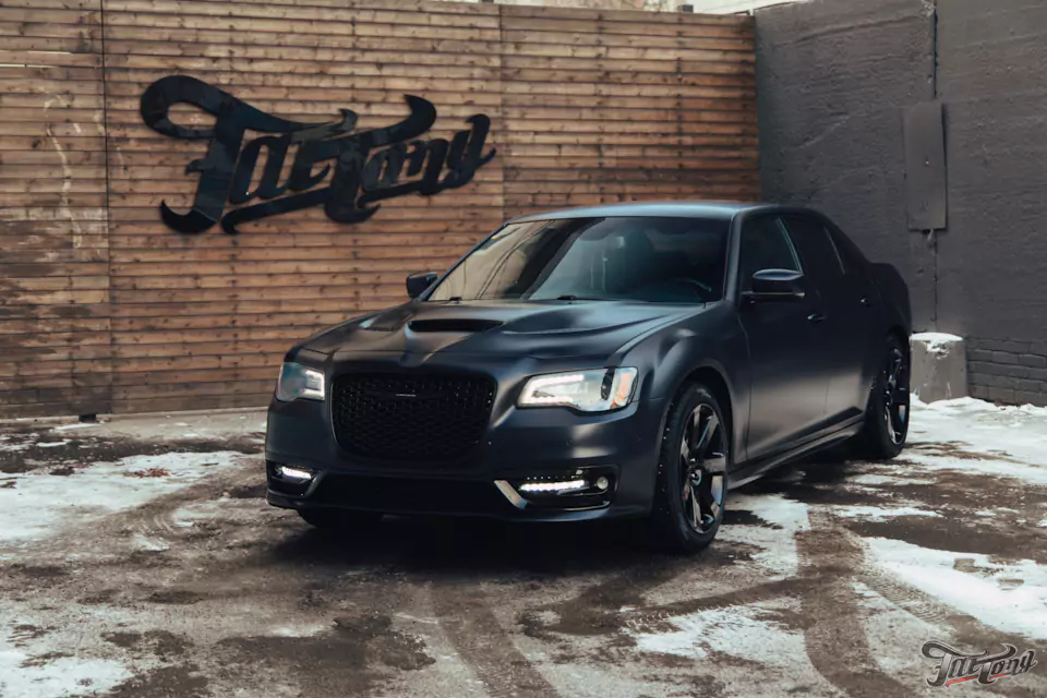 Обновленный Chrysler 300C! Кузовной ремонт и полный окрас кузова, оклейка матовым полиуретаном, комплексная шумоизоляция и сабвуферное звено, плановое ТО